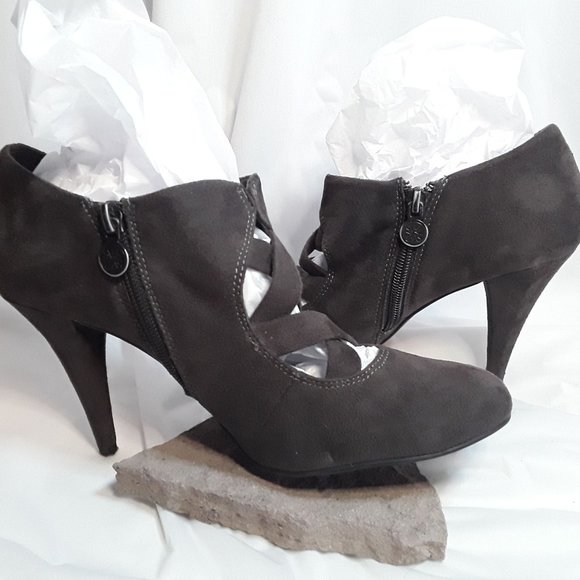 VERA WANG Criss-Cross Front Faux Suede Cone Heel Shoes Size 8 EUC - Picture 2 of 7